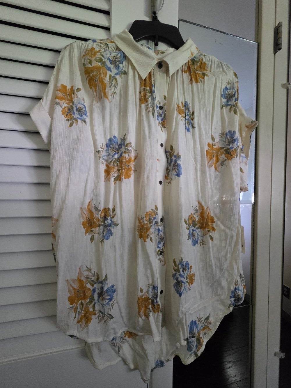 Women’s Cream Floral Short-Sleeve Button-Up Shirt